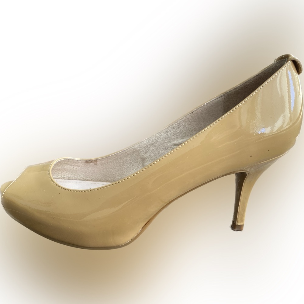 Michael Kors nude patent mid size 3” heels with peep toe & 1/2” platform
